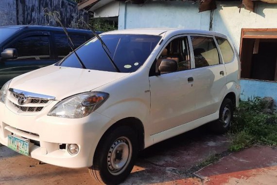 White Toyota Avanza 2011 for sale in Los Baños