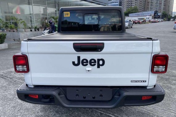 White Jeep Gladiator 2021 for sale in Pasig 