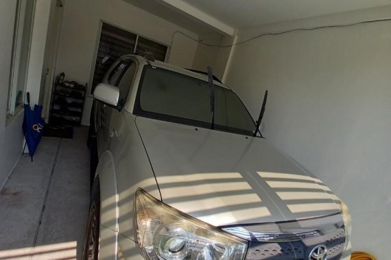 Selling Silver Toyota Fortuner 2011 in Parañaque