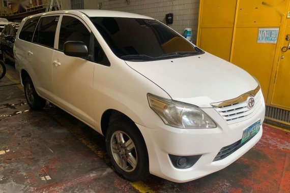 Pearl White Toyota Innova 2012 for sale in Manual