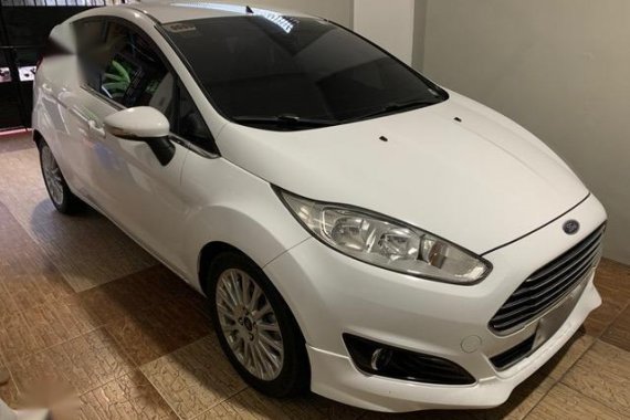 Selling White Ford Fiesta 2016 in Carmona