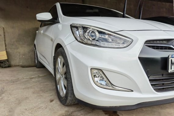 Sell White 2014 Hyundai Accent in Mandaluyong