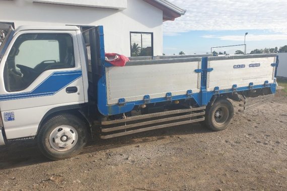 Selling White Isuzu Elf 2009 in Gapan