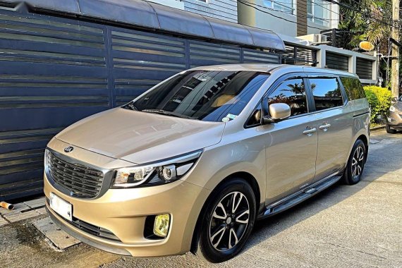 Selling Beige Kia Carnival 2017 in Makati