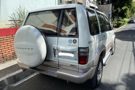 Selling White Isuzu Trooper 2003 in Makati