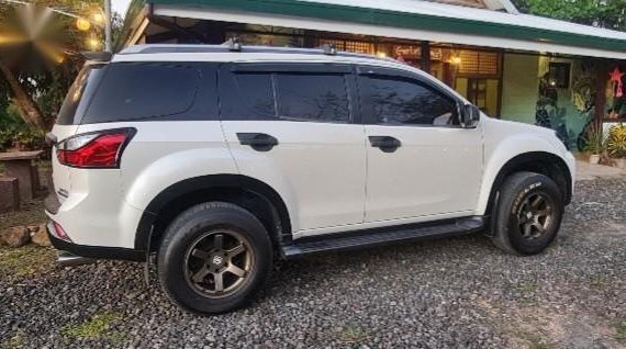 Pearl White Isuzu Mu-X 2016 for sale in Magarao