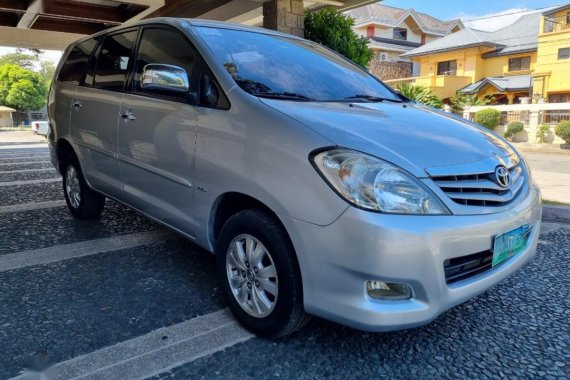 Selling Silver Toyota Innova 2011 in Biñan