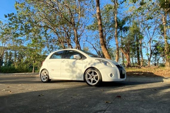 Sell White 2010 Toyota Yaris in Bustos