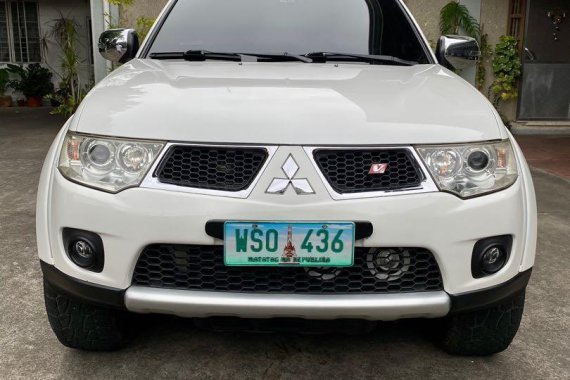 Pearl White Mitsubishi Montero sport 2013 for sale in Automatic