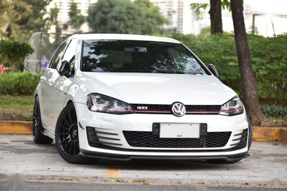 Selling White Volkswagen Golf 2015 in Pasig