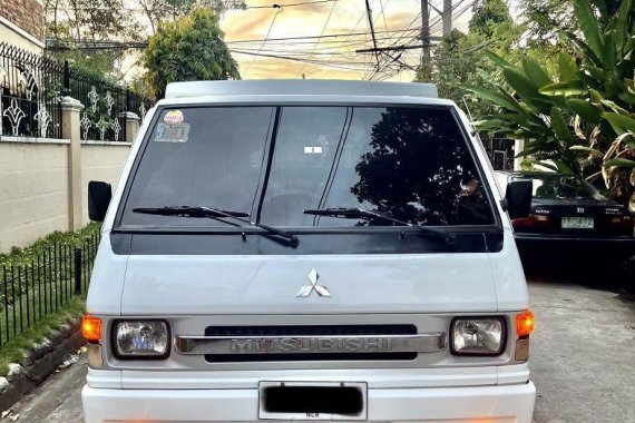 White Mitsubishi L300 2015 for sale in Las Piñas