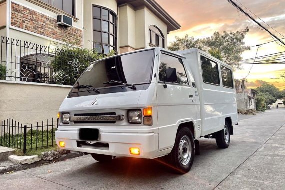 White Mitsubishi L300 2015 for sale in Las Piñas