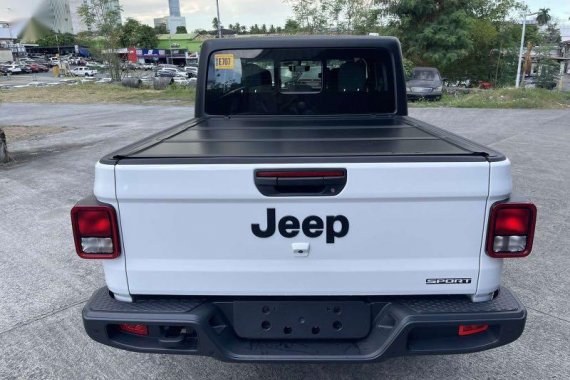 Selling White Jeep Wrangler 2021 in Pasig