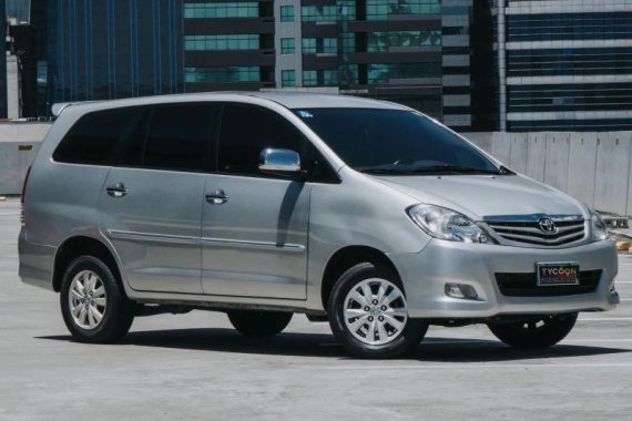 Selling Silver Toyota Innova 2010 in Pasig