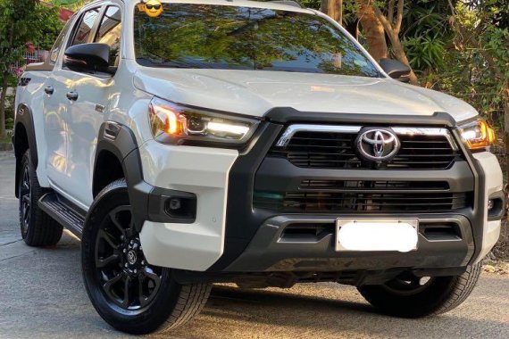 Selling White Toyota Hilux 2022 in Pasay