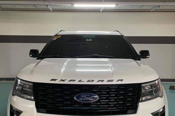 Selling Pearl White Ford Explorer 2019 in Makati