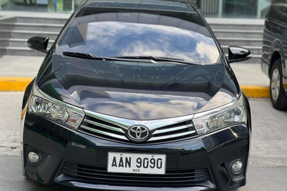 Selling Black Toyota Corolla Altis 2014 in Manila