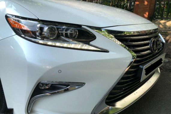 Selling White Lexus ES 350 2017 in Cebu 