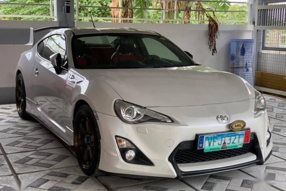 Pearl White Toyota 86 2013 for sale in Lipa 