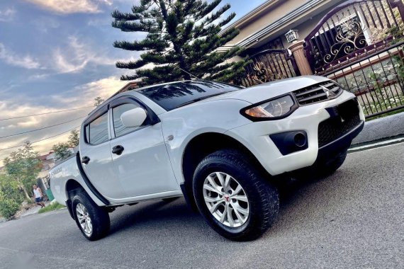 White Mitsubishi Strada 2014 for sale in Manual