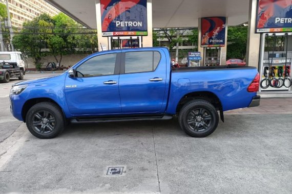 Selling Blue Toyota Hilux 2021 in Manila