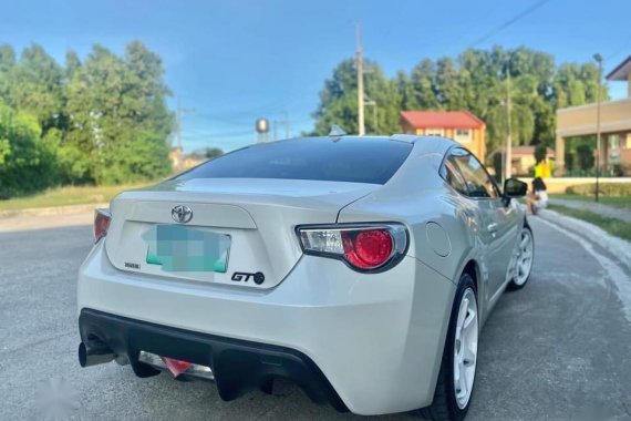 Pearl White Toyota 86 2013 for sale in San Mateo