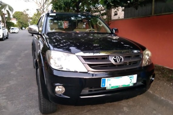 Selling Black Toyota Fortuner 2006 in Makati