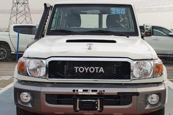 Selling White Toyota Land Cruiser 2022 in Makati