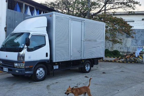 Selling White Mitsubishi Fuso 2006 in Pasig