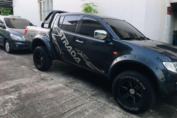 Selling Black Mitsubishi Strada 2009 in Manila
