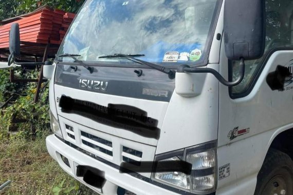 Selling White Isuzu Elf 2011 in Manila