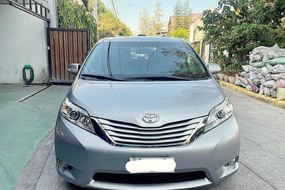 Silver Toyota Sienna 2015 for sale in Bacoor