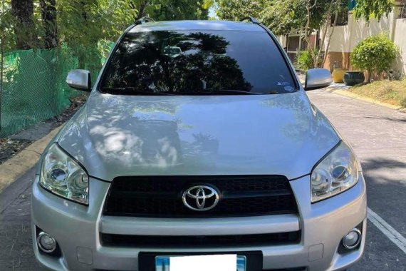 Selling White Toyota RAV4 2012 in Las Piñas