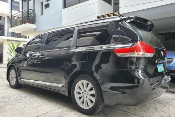 Selling Black Toyota Sienna 2012 in Quezon City