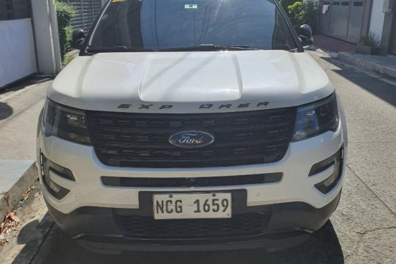 Selling White Ford Explorer 2016 in Makati