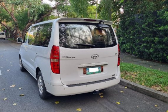 Selling White Hyundai Starex 2012 in Makati