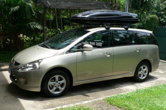 2011 Mitsubishi Grandis Minivan in good condition ( with THULE roof bars and box)