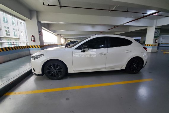  Selling my White 2015 Mazda 3 speed 