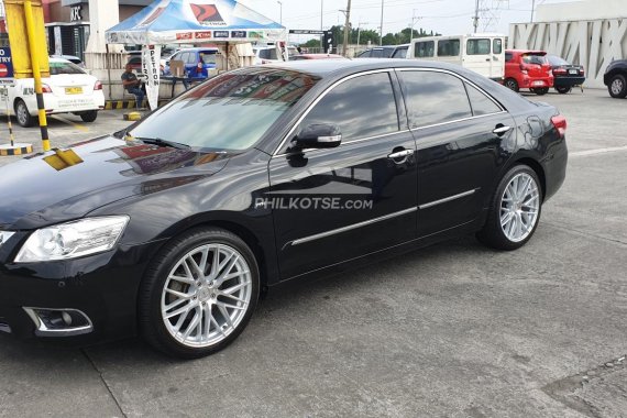 2010 Toyota Camry 2.4V (black) with 19" mags