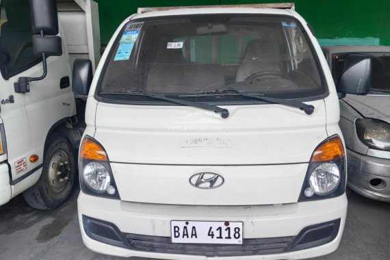 Selling repossessed 2017 Hyundai H-100  in White