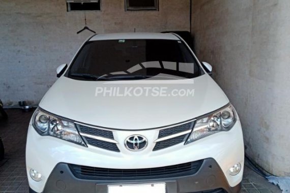 Selling Pearl white 2014 Toyota RAV4  2.5 Active 4X2 AT