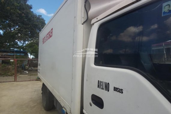 Second hand family truck 2018 Isuzu Elf  for sale in good condition