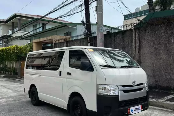 Toyota Hiace Commuter 2023