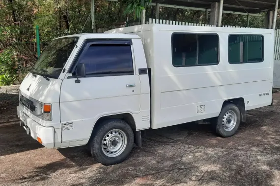 Sell White 2017 Mitsubishi L300 Cab and Chassis 2.2 MT in used
