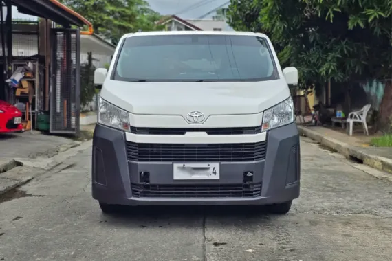 Toyota Hiace Deluxe Commuter 2023 MT