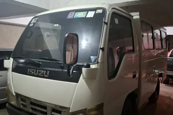 Isuzu White NHR 2007