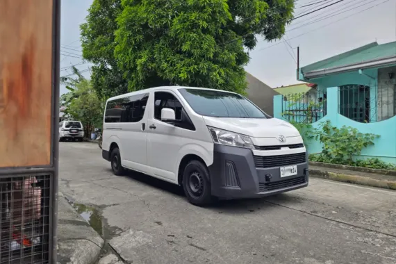 Toyota Hiace Deluxe Commuter 2023 MT