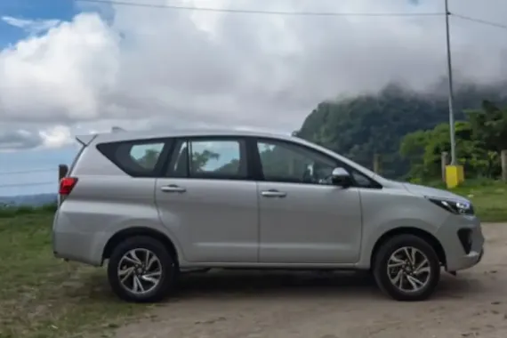 Hot deal alert! 2022 Toyota Innova  2.8 E Diesel AT for sale (dumaguete city only)