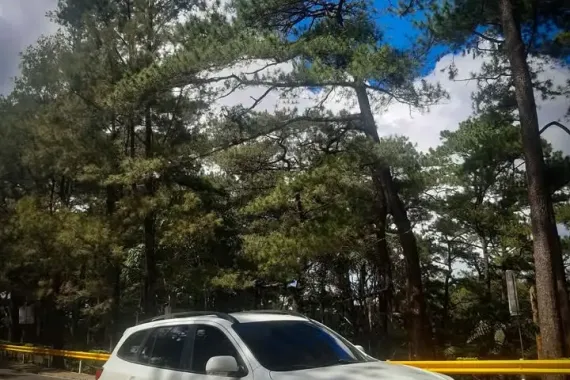 Used White 2012 Hyundai Santa Fe 2.2L Diesel CRDi GLS 4x2 AT (Mid-Variant) for sale