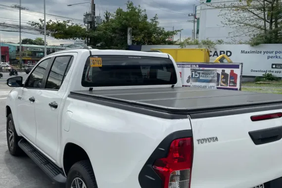 2020 Hilux conquest first owner with topflip cover